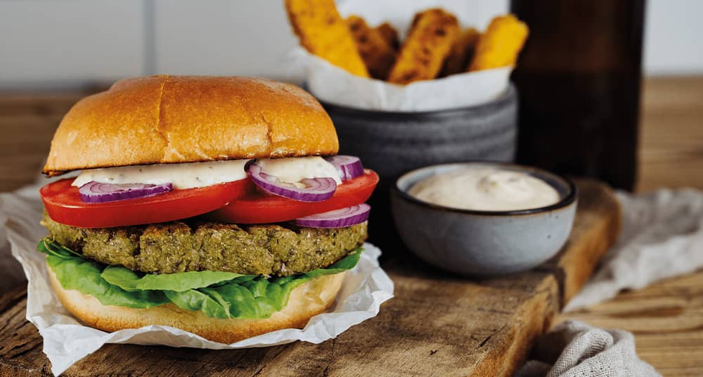 Burger mit Polenta-Pommes und Knoblauchdip