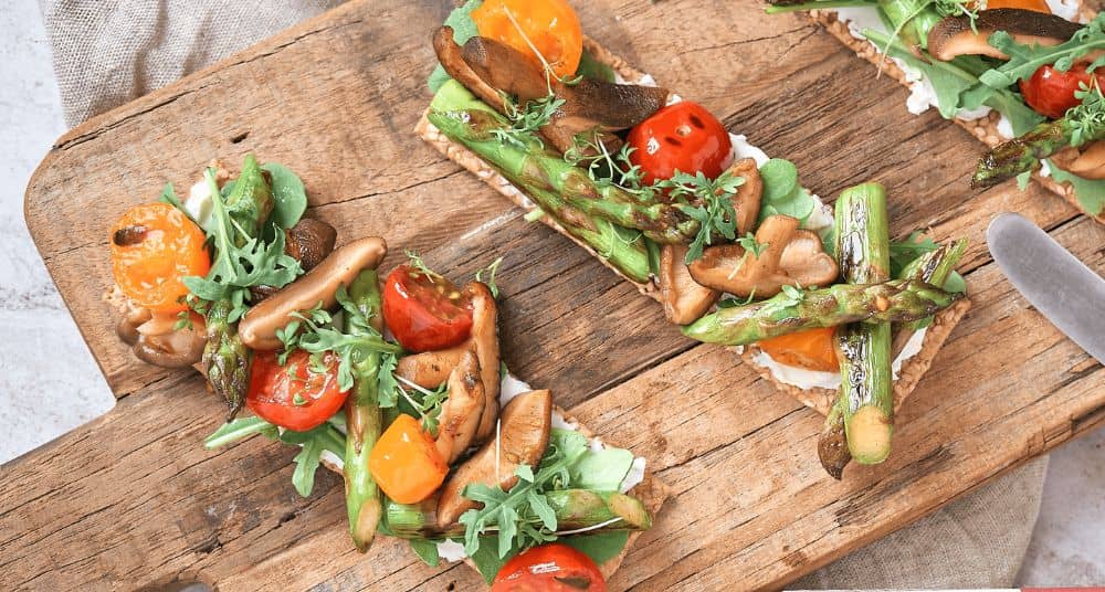 Snäckebrot mit grünem Spargel