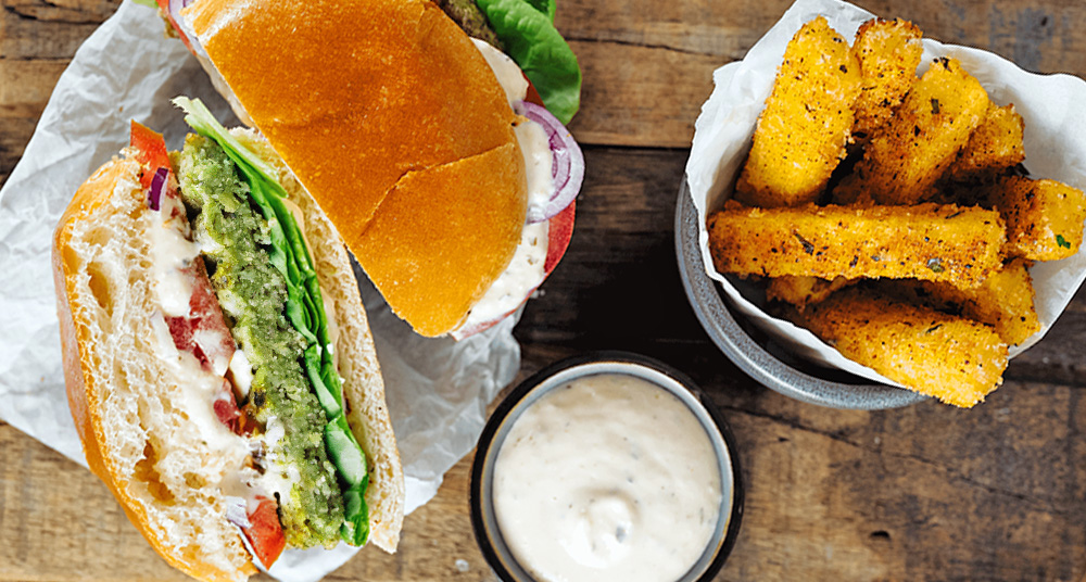 Burger mit Polenta-Pommes und Knoblauchdip