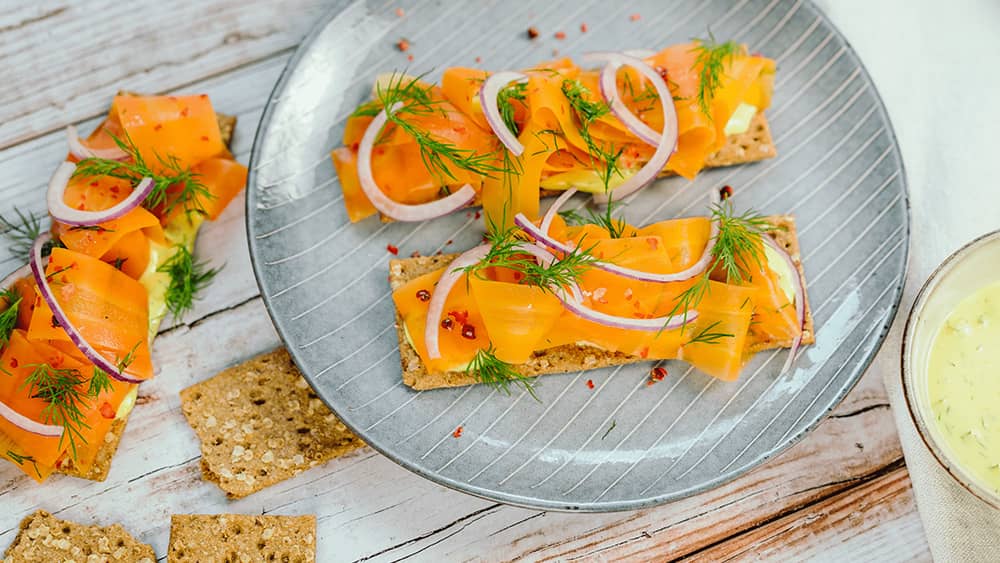 Möhren-Graved Lax auf Snäckebrot