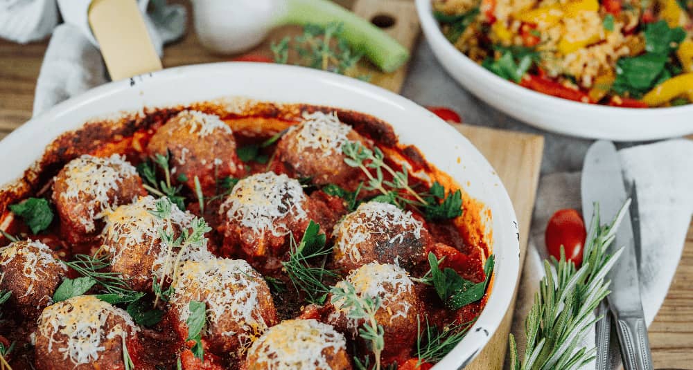 Rote Linsen Balls mit Bulgursalat
