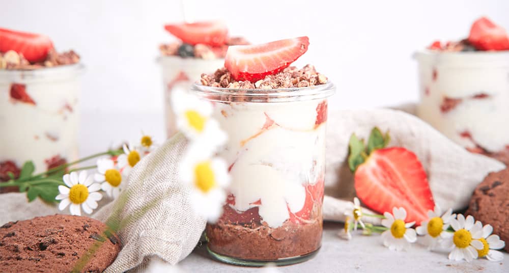 Erdbeer-Tiramisu mit Cookie und Müsli 
