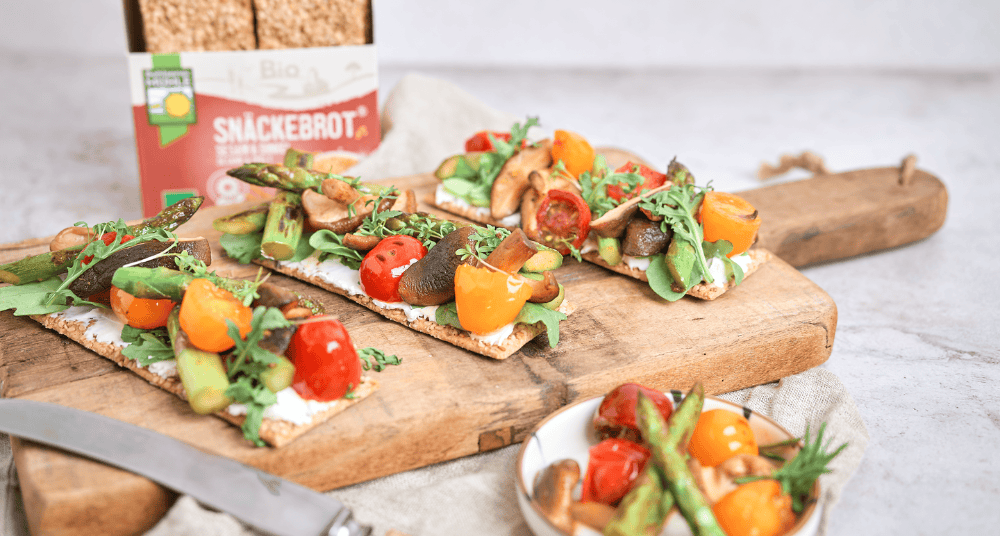 Snäckebrot mit grünem Spargel